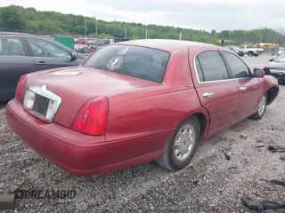 1999 Lincoln Town Car Signature z VIN 1LNFM82WXXY601583, wystawiony jako IAAI lot #42193270 z przebiegiem Nie podano mil oraz . Historia ofert i sprzedaży dostępna na DreamBid. Obrazek 4.
