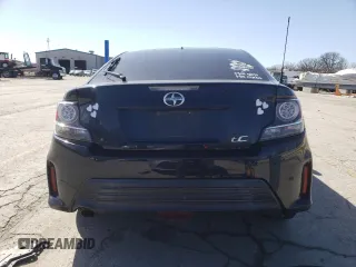 2016 Scion tC z VIN JTKJF5C7XGJ018639, wystawiony jako Copart lot #47965635 z przebiegiem 134 895 mil mil oraz Tytuł czysty. Historia ofert i sprzedaży dostępna na DreamBid. Obrazek 6.