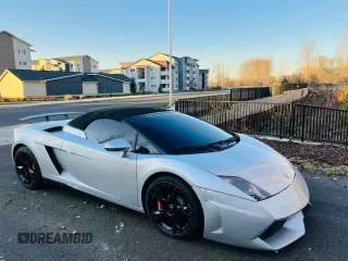 2013 Lamborghini Gallardo z VIN ZHWGU6BZ7DLA12811, wystawiony jako Copart lot #42301395 z przebiegiem 35 388 mil mil oraz Szkody całkowita. Historia ofert i sprzedaży dostępna na DreamBid. Obrazek 1.