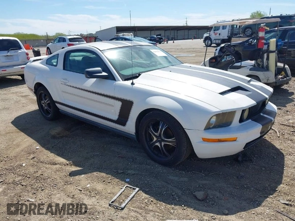 2008 Ford Mustang Deluxe with VIN 1ZVHT80NX85158801, listed as a IAAI auction lot 42015572 with 184,920 mi miles. Bid and sale history available at carsss.com. Image 1.