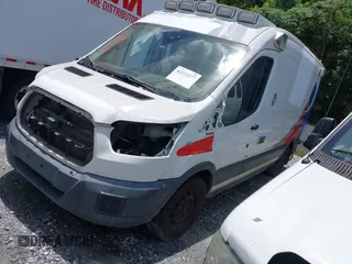 2018 Ford Transit z VIN 1FDYR2CM5JKA14321, wystawiony jako IAAI lot #42231277 z przebiegiem Nie podano mil oraz . Historia ofert i sprzedaży dostępna na DreamBid. Obrazek 2.