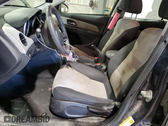 2015 Chevrolet Cruze LS z VIN 1G1PA5SG5F7294541, wystawiony jako Copart lot #53857035 z przebiegiem 118 263 mil mil oraz Szkoda całkowita • Salvage title. Historia ofert i sprzedaży dostępna na DreamBid. Obrazek 7.