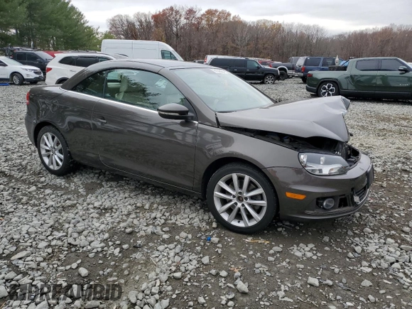 2015 Volkswagen Eos Komfort with VIN WVWBW8AH3FV000399, listed as a Copart auction lot 81398264 with 82,533 mi miles and Salvage Title. Bid and sale history available at DreamBid. Image 4.
