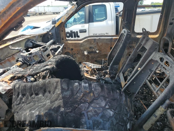 2011 Ford F-250 XL z VIN 1FT7X2B63BEA78382, wystawiony jako Copart lot #59082725 z przebiegiem Nie podano mil oraz Nie do naprawy • Non repairable. Historia ofert i sprzedaży dostępna na DreamBid. Obrazek 7.