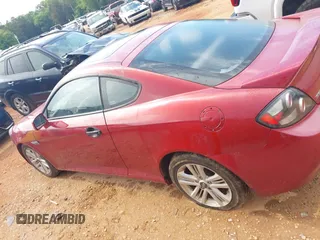 2008 Hyundai Tiburon GS z VIN KMHHM66D68U277885, wystawiony jako IAAI lot #42172920 z przebiegiem 205 023 mil mil oraz . Historia ofert i sprzedaży dostępna na DreamBid. Obrazek 14.
