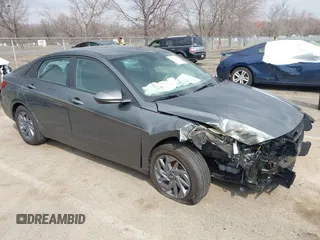2024 Hyundai Elantra SEL z VIN KMHLM4DG9RU784034, wystawiony jako IAAI lot #41768840 z przebiegiem 8 606 mil mil oraz . Historia ofert i sprzedaży dostępna na DreamBid. Obrazek 6.