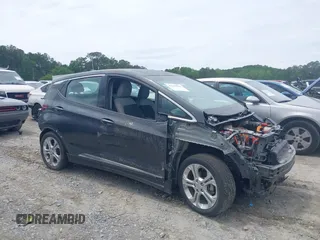 2017 Chevrolet Bolt EV LT z VIN 1G1FW6S01H4186430, wystawiony jako IAAI lot #42155196 z przebiegiem 28 163 mil mil oraz . Historia ofert i sprzedaży dostępna na DreamBid. Obrazek 1.