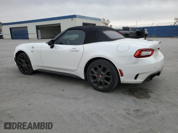 2019 FIAT 124 Spider Urbana Edition z VIN JC1NFAEK2K0142905, wystawiony jako Copart lot #87458644 z przebiegiem 33 680 mil mil oraz Szkoda całkowita • Salvage title. Historia ofert i sprzedaży dostępna na DreamBid. Obrazek 2.