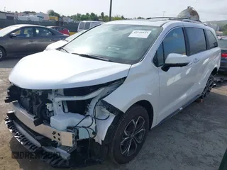 2025 Toyota Sienna Platinum z VIN 5TDESKFC0SS168394, wystawiony jako IAAI lot #42110535 z przebiegiem 7 905 mil mil oraz . Historia ofert i sprzedaży dostępna na DreamBid. Obrazek 2.