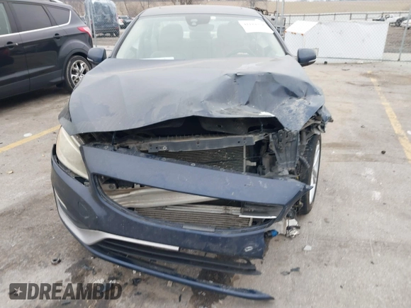 2015 Volvo S60 T5 Drive-E Premier z VIN YV126MFK1F2336786, wystawiony jako IAAI lot #41184378 z przebiegiem 134 482 mil mil oraz . Historia ofert i sprzedaży dostępna na DreamBid. Obrazek 6.