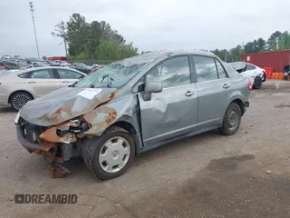 2008 Nissan Versa S z VIN 3N1BC11E78L431839, wystawiony jako IAAI lot #41956377 z przebiegiem 121 071 mil mil oraz . Historia ofert i sprzedaży dostępna na DreamBid. Obrazek 2.