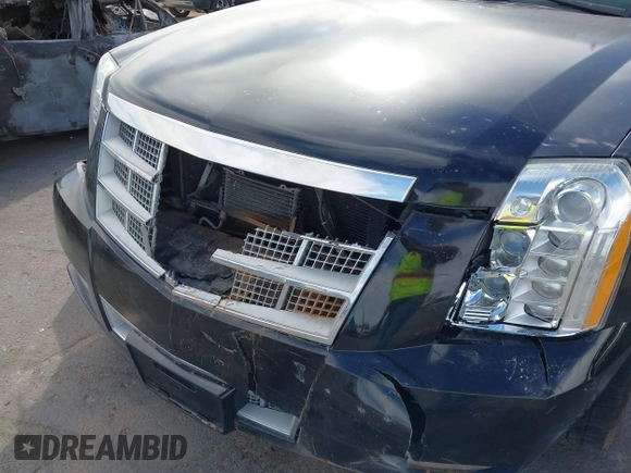 2013 Cadillac Escalade Platinum Edition with VIN 1GYS4DEF8DR302844, listed as a IAAI auction lot 41726120 with 167,425 mi miles. Bid and sale history available at carsss.com. Image 6.