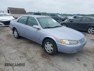 1997 Toyota Camry LE z VIN 4T1BF22KXVU010015, wystawiony jako IAAI lot #42427190 z przebiegiem 152 765 mil mil oraz . Historia ofert i sprzedaży dostępna na DreamBid. Obrazek 1.