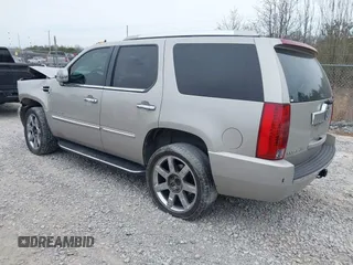 2007 Cadillac Escalade z VIN 1GYFK63897R173007, wystawiony jako IAAI lot #41661358 z przebiegiem 275 328 mil mil oraz . Historia ofert i sprzedaży dostępna na DreamBid. Obrazek 3.