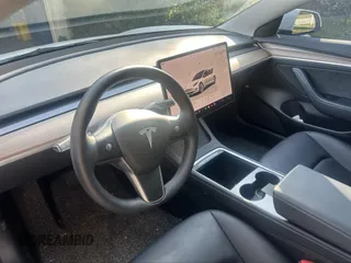 2023 Tesla Model 3 z VIN 5YJ3E1EA4PF555051, wystawiony jako IAAI lot #41500331 z przebiegiem 11 810 mil mil oraz . Historia ofert i sprzedaży dostępna na DreamBid. Obrazek 5.