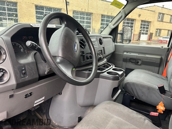 2017 Ford Econoline Commercial z VIN 1FDXE4FS0HDC69020, wystawiony jako Copart lot #87970525 z przebiegiem 165 607 mil mil oraz Czysty tytuł • Clean title. Historia ofert i sprzedaży dostępna na DreamBid. Obrazek 5.