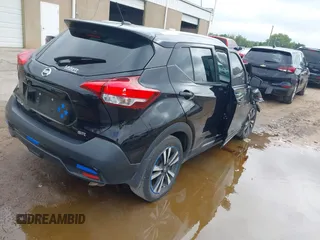 2019 Nissan Kicks SV z VIN 3N1CP5CU1KL526103, wystawiony jako IAAI lot #40405698 z przebiegiem 76 009 mil mil oraz . Historia ofert i sprzedaży dostępna na DreamBid. Obrazek 4.