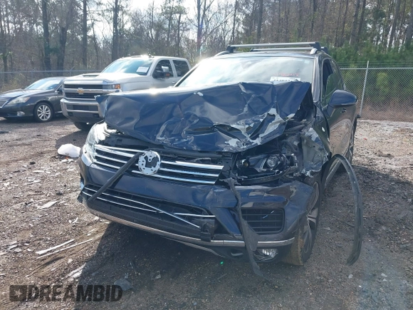 2017 Volkswagen Touareg Wolfsburg Edition z VIN WVGRF7BP6HD006748, wystawiony jako IAAI lot #41483215 z przebiegiem 97 816 mil mil oraz . Historia ofert i sprzedaży dostępna na DreamBid. Obrazek 6.