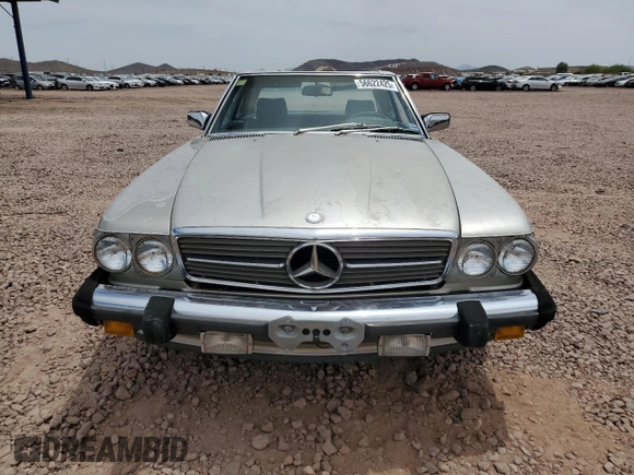 1987 Mercedes-Benz 560 SL z VIN WDBBA48D0HA061731, wystawiony jako Copart lot #56622425 z przebiegiem 121 214 mil mil oraz Czysty tytuł • Clean title. Historia ofert i sprzedaży dostępna na DreamBid. Obrazek 5.