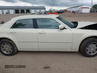 2005 Chrysler 300 Touring z VIN 2C3AA53G95H547489, wystawiony jako IAAI lot #42247825 z przebiegiem 189 694 mil mil oraz . Historia ofert i sprzedaży dostępna na DreamBid. Obrazek 13.