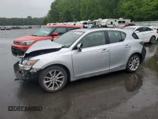2013 Lexus CT 200h z VIN JTHKD5BH2D2137592, wystawiony jako Copart lot #56571025 z przebiegiem 304 454 mil mil oraz Szkody całkowita. Historia ofert i sprzedaży dostępna na DreamBid. Obrazek 1.