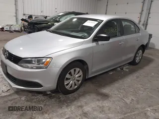 2014 Volkswagen Jetta S z VIN 3VW2K7AJXEM208116, wystawiony jako IAAI lot #42076606 z przebiegiem 118 917 mil mil oraz . Historia ofert i sprzedaży dostępna na DreamBid. Obrazek 18.
