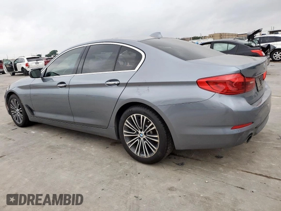 2018 BMW 5 Series 530i z VIN WBAJA5C51JWA37384, wystawiony jako Copart lot #55061215 z przebiegiem 113 809 mil mil oraz Szkody całkowita. Historia ofert i sprzedaży dostępna na DreamBid. Obrazek 2.