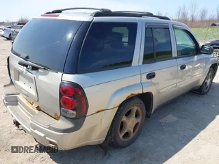 2007 Chevrolet TrailBlazer LS with VIN 1GNDT13S272211105, listed as a IAAI auction lot 42106818 with 200,104 mi miles. Bid and sale history available at carsss.com. Image 4.