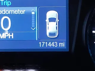 2016 Ford Police Interceptor z VIN 1FAHP2MK6GG129809, wystawiony jako IAAI lot #41793017 z przebiegiem 171 443 mil mil oraz . Historia ofert i sprzedaży dostępna na DreamBid. Obrazek 16.
