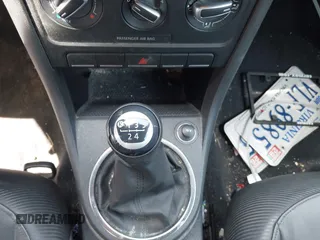 2012 Volkswagen Beetle 2.5L PZEV с VIN 3VWHP7AT8CM628371, выставлен на аукционе IAAI как лот 42295005 с пробегом 63 608 миль миль и . История ставок и продаж доступна на DreamBid. Изображение 13.