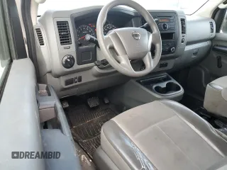 2013 Nissan NV S z VIN 1N6BF0KL6DN113326, wystawiony jako Copart lot #59023175 z przebiegiem 75 032 mil mil oraz Czysty tytuł • Clean title. Historia ofert i sprzedaży dostępna na DreamBid. Obrazek 8.