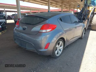 2014 Hyundai Veloster RE:FLEX z VIN KMHTC6AD2EU197984, wystawiony jako IAAI lot #41721931 z przebiegiem 107 252 mil mil oraz . Historia ofert i sprzedaży dostępna na DreamBid. Obrazek 4.