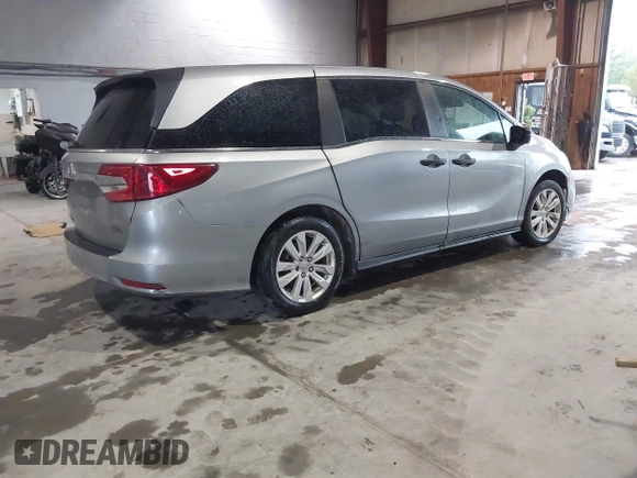 2018 Honda Odyssey LX with VIN 5FNRL6H21JB067863, listed as a IAAI auction lot 40432996 with 224,723 mi miles. Bid and sale history available at carsss.com. Image 4.