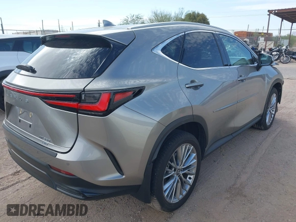 2024 Lexus NX 350 Luxury z VIN 2T2HGCEZ3RC032785, wystawiony jako IAAI lot #42230799 z przebiegiem 5 992 mil mil oraz . Historia ofert i sprzedaży dostępna na DreamBid. Obrazek 4.