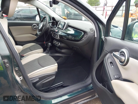 2016 FIAT 500X Lounge z VIN ZFBCFYDT3GP393494, wystawiony jako IAAI lot #42208957 z przebiegiem 93 462 mil mil oraz . Historia ofert i sprzedaży dostępna na DreamBid. Obrazek 5.