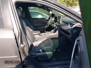 2021 Toyota RAV4 Hybrid XSE z VIN 2T3E6RFV8MW006805, wystawiony jako IAAI lot #41973250 z przebiegiem 77 483 mil mil oraz . Historia ofert i sprzedaży dostępna na DreamBid. Obrazek 5.
