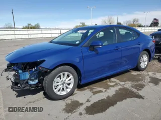 2025 Toyota Camry LE z VIN 4T1DAACK1SU081549, wystawiony jako Copart lot #51345935 z przebiegiem 7 289 mil mil oraz Szkoda całkowita • Salvage title. Historia ofert i sprzedaży dostępna na DreamBid. Obrazek 1.