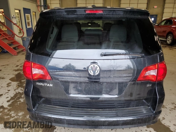 2014 Volkswagen Routan SE with VIN 2C4RVABG5ER135352, listed as a Copart auction lot 51677515 with 136,833 mi miles and Clean title. Bid and sale history available at DreamBid. Image 6.