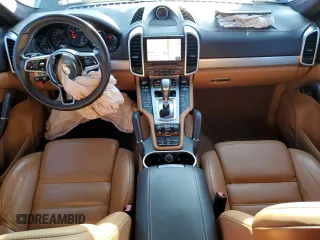 2017 Porsche Cayenne GTS z VIN WP1AD2A25HLA81008, wystawiony jako Copart lot #48987185 z przebiegiem 76 800 mil mil oraz Szkoda całkowita • Salvage title. Historia ofert i sprzedaży dostępna na DreamBid. Obrazek 8.