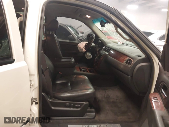 2010 Chevrolet Suburban LTZ with VIN 1GNUKKE32AR271253, listed as a IAAI auction lot 41161374 with 164,184 mi miles. Bid and sale history available at carsss.com. Image 5.