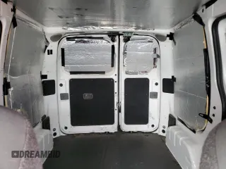 2018 Nissan NV200 SV z VIN 3N6CM0KN3JK695401, wystawiony jako Copart lot #58564645 z przebiegiem 95 919 mil mil oraz Tytuł czysty. Historia ofert i sprzedaży dostępna na DreamBid. Obrazek 10.