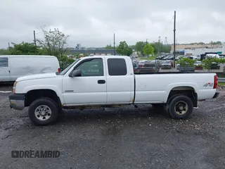 2005 Chevrolet Silverado 3500 z VIN 1GCHK39U75E196856, wystawiony jako IAAI lot #42270278 z przebiegiem Nie podano mil oraz . Historia ofert i sprzedaży dostępna na DreamBid. Obrazek 14.