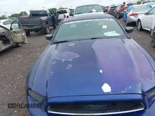 2014 Ford Mustang V6 с VIN 1ZVBP8AM7E5267695, выставлен на аукционе IAAI как лот 42535101 с пробегом 109 183 миль миль и . История ставок и продаж доступна на DreamBid. Изображение 6.