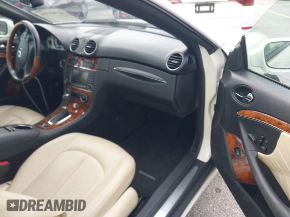 2009 Mercedes-Benz CLK 350 z VIN WDBTK56FX9T105106, wystawiony jako IAAI lot #42381316 z przebiegiem 59 138 mil mil oraz . Historia ofert i sprzedaży dostępna na DreamBid. Obrazek 5.