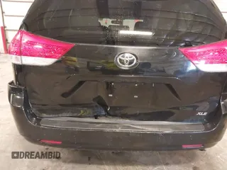 2012 Toyota Sienna XLE AAS z VIN 5TDYK3DC5CS223378, wystawiony jako IAAI lot #42164070 z przebiegiem 163 338 mil mil oraz . Historia ofert i sprzedaży dostępna na DreamBid. Obrazek 6.