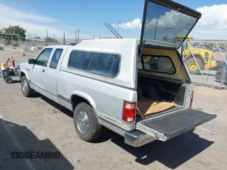 1990 Dodge Dakota z VIN 1B7GL23X0LS642396, wystawiony jako IAAI lot #42359220 z przebiegiem 177 562 mil mil oraz . Historia ofert i sprzedaży dostępna na DreamBid. Obrazek 3.