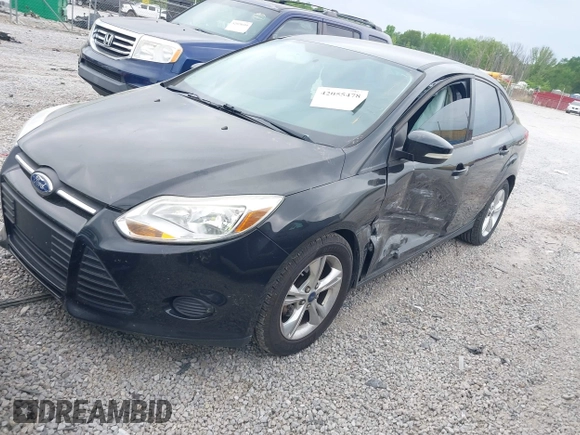 2013 Ford Focus SE z VIN 1FADP3F28DL349005, wystawiony jako IAAI lot #42055478 z przebiegiem 137 599 mil mil oraz . Historia ofert i sprzedaży dostępna na DreamBid. Obrazek 2.