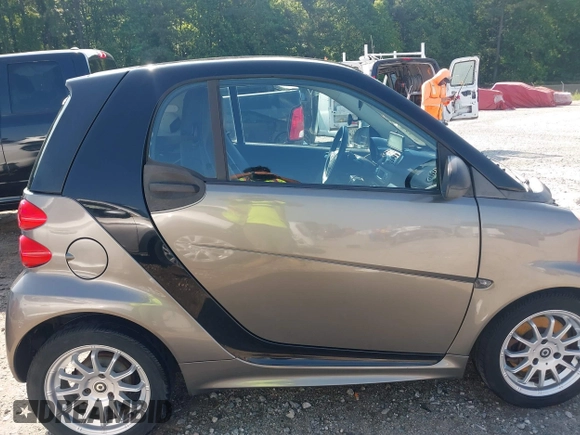 2013 Smart fortwo Pure z VIN WMEEJ3BA2DK697614, wystawiony jako IAAI lot #42405542 z przebiegiem 192 027 mil mil oraz . Historia ofert i sprzedaży dostępna na DreamBid. Obrazek 14.