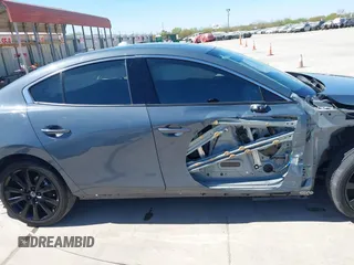 2022 Mazda 3 2.5 Turbo z VIN 3MZBPBAY8NM308426, wystawiony jako IAAI lot #41808563 z przebiegiem 44 693 mil mil oraz . Historia ofert i sprzedaży dostępna na DreamBid. Obrazek 14.