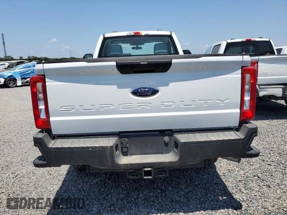 2024 Ford F-250 XL z VIN 1FTBF2BAXREC40360, wystawiony jako Copart lot #53801415 z przebiegiem Nie podano mil oraz Szkoda całkowita • Salvage title. Historia ofert i sprzedaży dostępna na DreamBid. Obrazek 6.